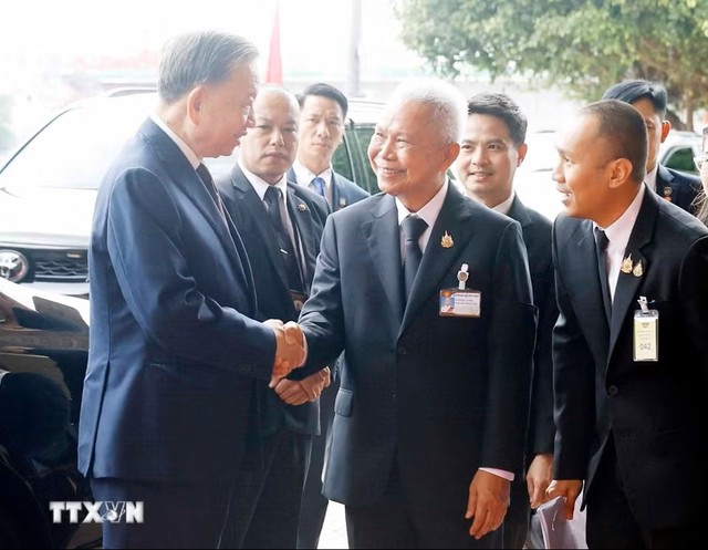 Chủ tịch Quốc hội Thái Lan Sophon Saram đón Tổng Bí thư, Chủ tịch nước Tô Lâm. (Ảnh: Thống Nhất/TTXVN)
