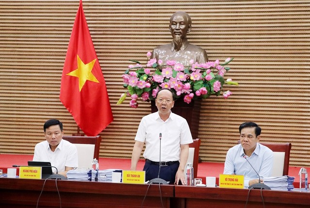 Đại diện UBND tỉnh Nghệ An phát biểu tại cuộc họp.