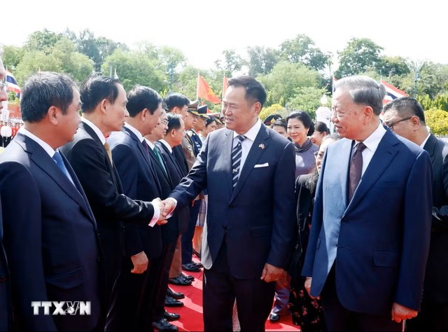 Tổng Bí thư, Chủ tịch nước Tô Lâm giới thiệu với Thủ tướng Anutin Charnvirakul thành viên đoàn đại biểu cấp cao Việt Nam dự Lễ đón. (Ảnh: Thống Nhất/TTXVN)