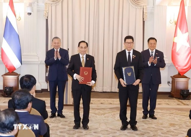 Tổng Bí thư, Chủ tịch nước Tô Lâm và Thủ tướng Thái Lan Anutin Charnvirakul chứng kiến trao văn kiện Chương trình hành động triển khai quan hệ Đối tác Chiến lược toàn diện Việt Nam-Thái Lan giai đoạn 2026-2031. (Ảnh: Thống Nhất/TTXVN)