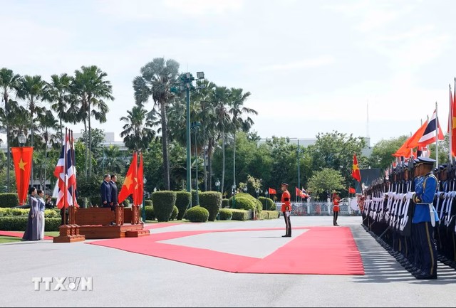 Tổng Bí thư, Chủ tịch nước Tô Lâm và Thủ tướng Thái Lan Anutin Charnvirakul trên bục danh dự, nghe Quân nhạc cử Quốc thiều hai nước. (Ảnh: Thống Nhất/TTXVN)