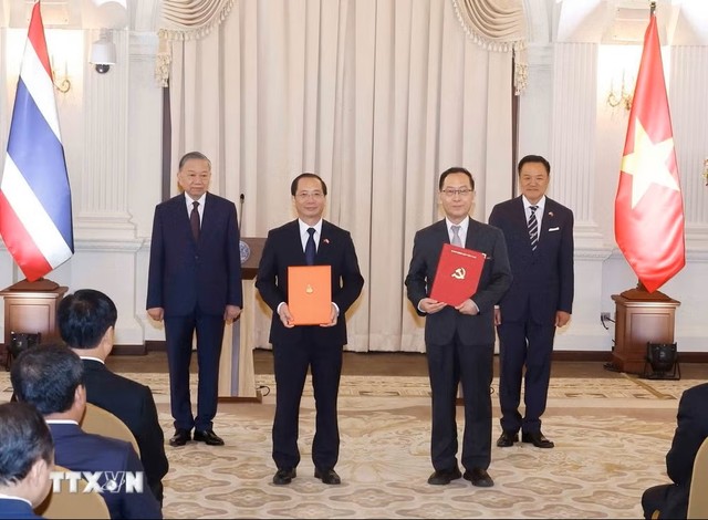 Tổng Bí thư, Chủ tịch nước Tô Lâm và Thủ tướng Thái Lan Anutin Charnvirakul chứng kiến trao Biên bản ghi nhớ về hợp tác giữa Học viện Hành chính và Quản trị công (Học viện Kl991.com tải ứng dụng quốc gia Hồ Chí Minh) và Đại học Khon Kaen (KKU) của Thái Lan. (Ảnh: Thống Nhất/TTXVN)