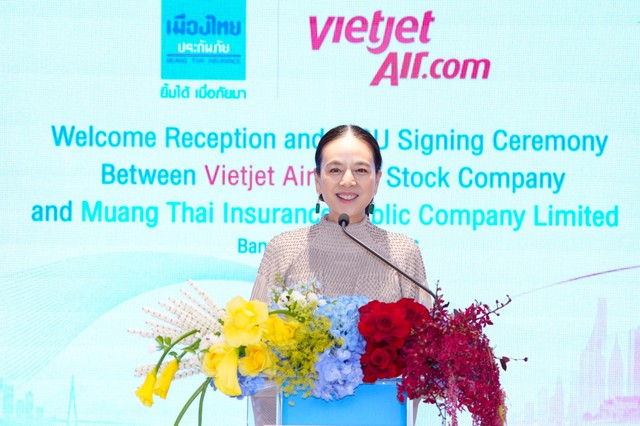 Bà Nualphan Lamsam (Madam Pang), CEO Muang Thai Insurance đồng thời là Chủ tịch Liên đoàn Bóng đá Thái Lan (FAT) chia sẻ tại lễ ký kết (Ảnh: Tài Nguyễn)