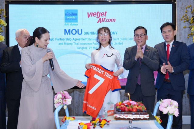 Madam Pang trao tặng áo đấu cho Tiến sĩ Nguyễn Thị Phương Thảo (Ảnh: Tài Nguyễn)