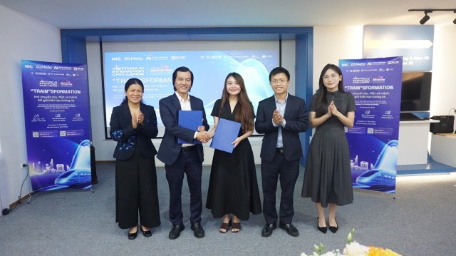 Đơn vị tổ chức trao biên bản ghi nhớ tại lễ công bố chương trình.