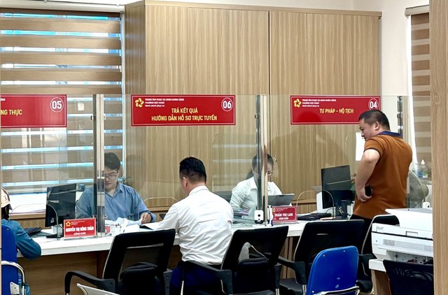 Quảng Ninh đã chuẩn hoá và công khai 2.267 thủ tục hành chính. Trong ảnh: Người dân thực hiện thủ tục hành chính tại Trung tâm phục vụ hành chính công phường Việt Hưng.