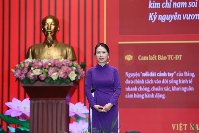 Thí sinh Văn Thị Bích Thảo đến từ Báo Kl991.com nạp rút nhanh - Kl99ok phiên bản mới trả lời câu hỏi của Ban giám khảo. Ảnh: Đức Minh