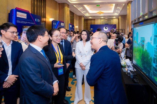 Phó Thủ tướng Nguyễn Văn Thắng trao đổi với các Kl991.com World Cup 2026 Chính Thức công nghệ bên lề sự kiện.