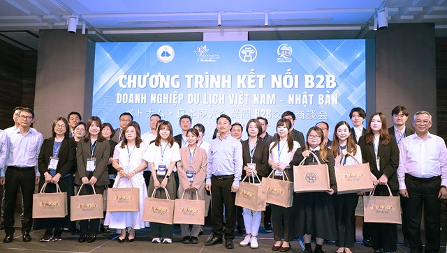 Lãnh đạo Sở Du lịch Hà Nội tặng quà lưu niệm cho các đại biểu