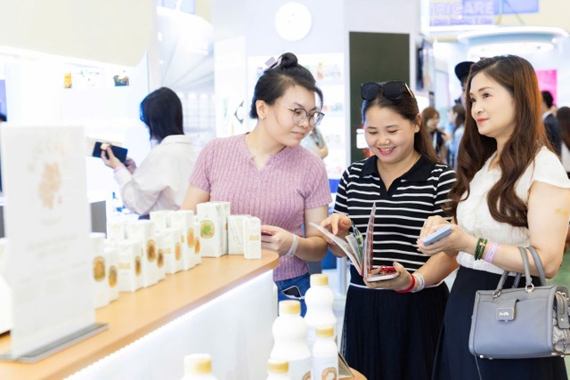 Tại gian hàng triển lãm, khách tham quan có cơ hội trực tiếp trải nghiệm các sản phẩm Mộc Châu Creamery cao cấp.
