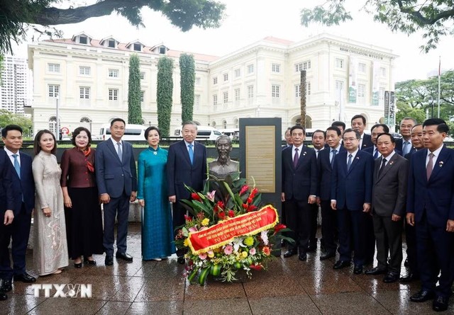 Tổng Bí thư, Chủ tịch nước Tô Lâm và Phu nhân cùng đoàn đại biểu cấp cao Việt Nam bên tượng đài Chủ tịch Hồ Chí Minh tại Bảo tàng Văn minh châu Á. (Ảnh: Thống Nhất/TTXVN)