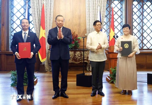 Tổng Bí thư, Chủ tịch nước Tô Lâm và Tổng thống Philippines Ferdinand Romualdez Marcos Jr. chứng kiến lễ trao các văn kiện hợp tác giữa hai nước. Ảnh: Thống Nhất/TTXVN