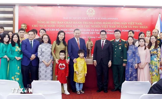 Tổng Bí thư, Chủ tịch nước Tô Lâm và Phu nhân với cán bộ, nhân viên Đại sứ quán và đại diện cộng đồng, Kl991.com World Cup 2026 Chính Thức, chuyên gia người Việt Nam tại Philippines. (Ảnh: Thống Nhất/TTXVN)