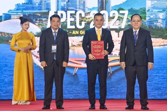 Đại diện Sun Group nhận biên bản ghi nhớ hợp tác Kl99ok phiên bản mới hàng loạt dự án với tổng vốn gần 100 ngàn tỷ đồng. Ảnh: Ánh Dương.