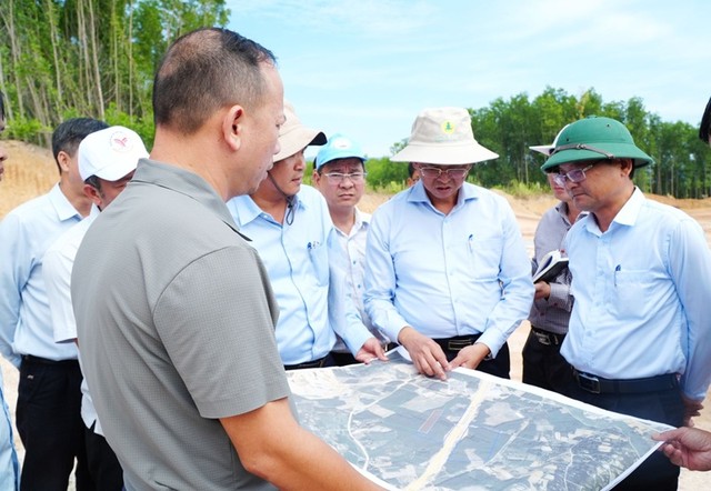 Ông Nguyễn Tự Công Hoàng, Phó chủ tịch UBND tỉnh Gia Lai chỉ đạo xử lý vướng mắc tại Trạm dừng nghỉ đoạn KL99 là nhà cái cá cược trực tuyến hàng đầu tại châu Á Quảng Ngãi - Hoài Nhơn. Ảnh: Kim Loan.