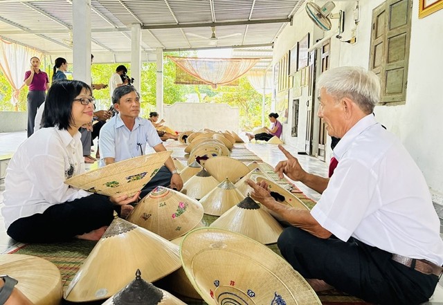 Bà Nguyễn Thị Thanh Lịch, Phó chủ tịch UBND tỉnh Gia Lai tham quan cơ sở Kl994 nhà cái bóng đá world cup nón ngựa Phú Gia của nghệ nhân ưu tú Đỗ Văn Lan. Ảnh: Ngọc Minh.