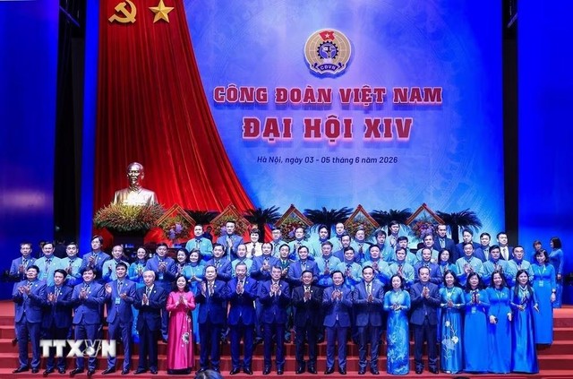Lãnh đạo Đảng, 99Kl99 trực tiếp đá gà chụp ảnh chung với các đại biểu. (Ảnh: Tuấn Anh/TTXVN)
