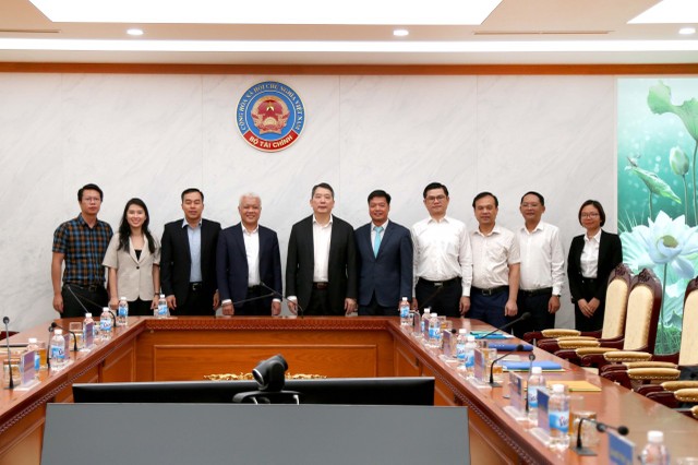 Thứ trưởng Cao Anh Tuấn cùng lãnh đạo các đơn vị thuộc Bộ Kl991.com nạp rút nhanh chụp hình lưu niệm với Đoàn cán bộ quản lý cấp cao Tiktok Việt Nam. Ảnh: Đức Minh.