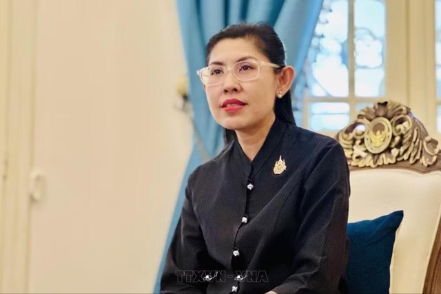 Đại sứ Vương quốc Thái Lan tại Việt Nam Urawadee Sriphiromya trả lời phỏng vấn báo chí. (Ảnh: Việt Đức/TTXVN)
