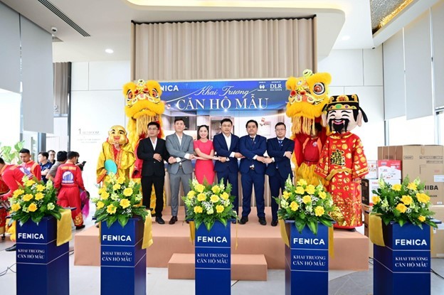 Đại diện chủ Kl99ok phiên bản mới Phượng Hoàng, Đơn vị Hợp tác Kl99ok phiên bản mới Dalat Realco, Đơn vị Triển khai Dự án DXMD Vietnam cùng cắt băng khai trương căn hộ mẫu dự án Fenica.