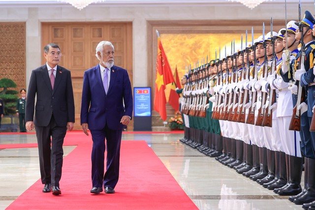 Thủ tướng Lê Minh Hưng và Thủ tướng Cộng hòa Dân chủ Timor-Leste Kay Rala Xanana Gusmão duyệt Đội Danh dự Quân đội nhân dân Việt Nam.