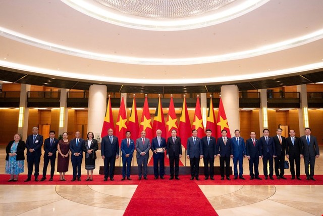 Chủ tịch Quốc hội Trần Thanh Mẫn và Thủ tướng Timor-Leste Kay Rala Xanana Gusmão chụp ảnh lưu niệm cùng các đại biểu.