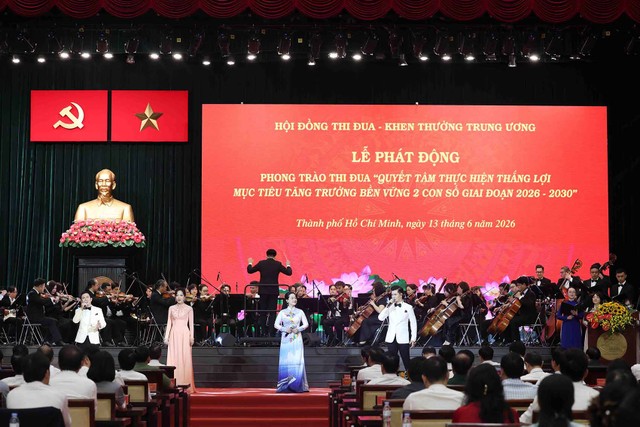 Lễ phát động phong trào thi đua “Quyết tâm thực hiện thắng lợi mục tiêu tăng trưởng bền vững 2 con số giai đoạn 2026 - 2030” được tổ chức bằng hình thức trực tiếp kết hợp trực tuyến giữa điểm cầu chính tại TP.HCM và các điểm cầu tại các tỉnh, thành phố. Ảnh: Lê Toàn.