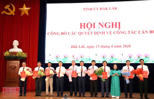 Lãnh đạo tỉnh Đắk Lắk trao quyết định điều động, bổ nhiệm cho các cán bộ chủ chốt.