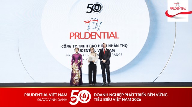 Đại diện Prudential Việt Nam nhận kỷ niệm chương cho hạng mục “Hoạt động trách nhiệm cộng đồng (CSR) nổi bật” tại lễ trao giải Top 50 Kl991.com World Cup 2026 Chính Thức Phát triển Bền vững 2026