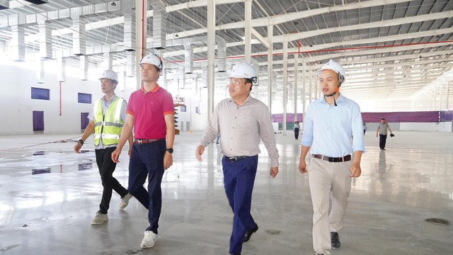 Phó Chủ tịch UBND tỉnh Quảng Trị Lê Đức Tiến (thứ hai từ phải ảnh) kiểm tra tình hình triển khai các dự án tại Khu công nghiệp Quán Ngang Phó Chủ tịch UBND tỉnh Quảng Trị Lê Đức Tiến (thứ hai từ phải ảnh) kiểm tra tình hình triển khai các dự án tại Khu công nghiệp Quán Ngang