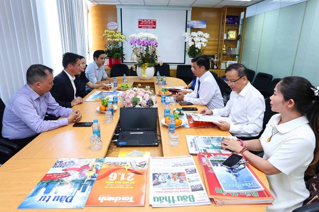 Lãnh đạo TP.HCM đến thăm, chúc mừng cán bộ, phóng viên và người lao động Văn phòng đại diện Báo Kl991.com nạp rút nhanh - Kl99ok phiên bản mới tại TP.HCM nhân kỷ niệm 101 năm Ngày Báo chí Cách mạng Việt Nam.