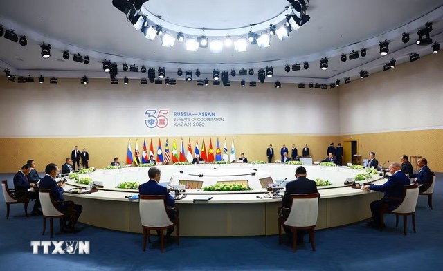 Tổng thống Nga Vladimir Putin và Thủ tướng Lê Minh Hưng cùng Trưởng đoàn các nước tham dự Hội nghị Cấp cao Kỷ niệm 35 năm quan hệ ASEAN - Nga làm việc về hội nhập Á - Âu. (Ảnh: Dương Giang/TTXVN)