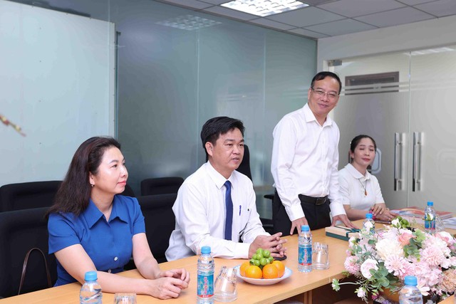 Đoàn công tác của Thành ủy - HĐND - UBND - Ủy ban MTTQ Việt Nam TP.HCM thăm, chúc mừng cán bộ, phóng viên và người lao động Văn phòng đại diện Báo Kl991.com nạp rút nhanh - Kl99ok phiên bản mới tại TP.HCM.