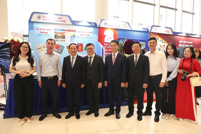 Lãnh đạo Ban Tuyên giáo và Dân vận Trung ương, Hội Nhà báo Việt Nam và Bí thư Thành ủy Hải Phòng cùng các đại biểu tham quan tại gian báo của Liên chi hội Nhà báo ngành Kl991.com nạp rút nhanh. Ảnh: Đức Thanh. Lãnh đạo Ban Tuyên giáo và Dân vận Trung ương, Hội Nhà báo Việt Nam và Bí thư Thành ủy Hải Phòng cùng các đại biểu tham quan tại gian báo của Liên chi hội Nhà báo ngành Kl991.com nạp rút nhanh. Ảnh: Đức Thanh.