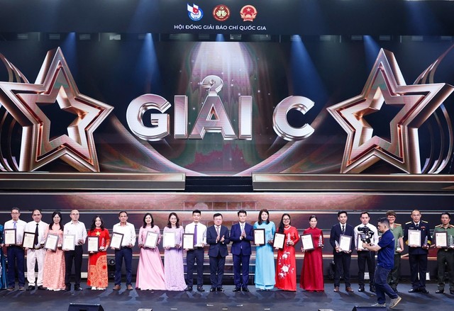 Đồng chí Lê Ngọc Châu, Uỷ viên Trung ương Đảng, Bí thư Thành uỷ Hải Phòng và đồng chí Lê Quốc Minh, Ủy viên Trung ương Đảng, Tổng Biên tập Báo Nhân Dân, Phó Trưởng Ban Tuyên giáo và Dân vận Trung ương, Chủ tịch Hội Nhà báo Việt Nam trao Giải C. Ảnh: Đức Thanh.