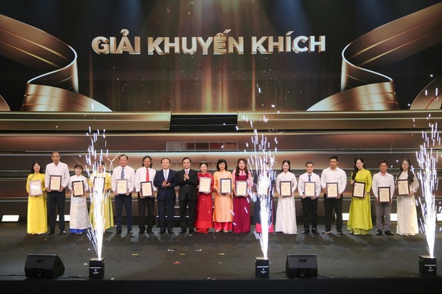 Các tác giả nhận Giải khuyến khích - giải Báo chí quốc gia lần thứ XX.