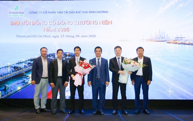 Ông Phan Công (thứ 3 từ trái qua) được bầu vào thành viên HĐQT nhiệm kỳ 2026 - 2031, thay ông Hoàng Đức Chính (thứ 2 từ phải qua) hết nhiệm kỳ