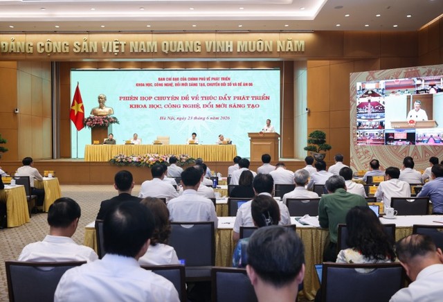 Thủ tướng yêu cầu khẩn trương trình cơ chế đột phá giao ngân sách, giao thẩm quyền trong phát triển KHCN, đổi mới sáng tạo. Ảnh: VGP