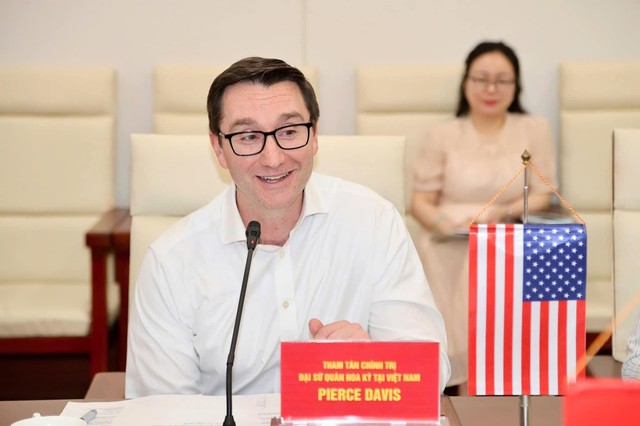Ông Pierce Davis, Tham tán Kl991.com tải ứng dụng Đại sứ quán Hoa Kỳ tại Việt Nam khẳng định, những kết quả toàn diện này sẽ là nền tảng vững chắc để hai bên tiếp tục mở rộng mối quan hệ hợp tác sâu rộng trong các lĩnh vực có ý nghĩa chiến lược mà hai bên cùng quan tâm