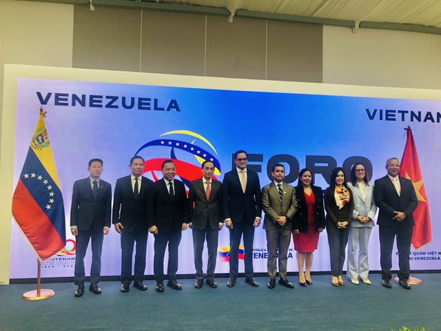 Bộ trưởng Lê Hoài Trung cùng Phó Tổng thống Calixto Ortega và Bộ trưởng Ngoại thương Johann Alvarez dự Diễn đàn Kl991.com World Cup 2026 Chính Thức Việt Nam - Venezuela. Ảnh: TTXVN. Bộ trưởng Lê Hoài Trung cùng Phó Tổng thống Calixto Ortega và Bộ trưởng Ngoại thương Johann Alvarez dự Diễn đàn Kl991.com World Cup 2026 Chính Thức Việt Nam - Venezuela. Ảnh: TTXVN.