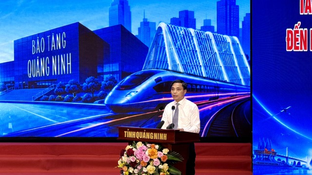 Ông Vũ Văn Diện, Phó Chủ tịch Thường trực UBND tỉnh Quảng Ninh đã công bố các quy hoạch. Ảnh: Quỳnh Nga