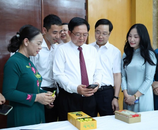 Phó Thủ tướng Hồ Quốc Dũng trải nghiệm truy xuất nguồn gốc nông sản. Phó Thủ tướng Hồ Quốc Dũng trải nghiệm truy xuất nguồn gốc nông sản.