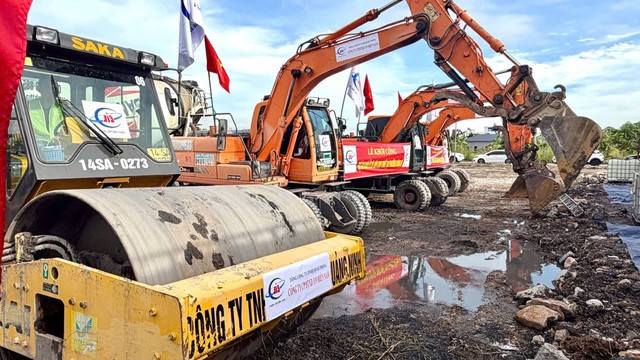 Máy móc, thiết bị thi công đã được tập kết tại công trường, sẵn sàng triển khai các hạng mục của dự án. Ảnh: Quỳnh Nga Máy móc, thiết bị thi công đã được tập kết tại công trường, sẵn sàng triển khai các hạng mục của dự án. Ảnh: Quỳnh Nga