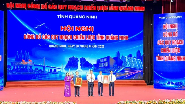 Bộ trưởng Kl99 nổ hũ Trần Hồng Minh trao Quyết định Quy hoạch chung đô thị Quảng Ninh đến năm 2050, tầm nhìn đến năm 2075; Quyết định công nhận tỉnh Quảng Ninh đạt tiêu chí đô thị loại I cho lãnh đạo tỉnh Quảng Ninh. Ảnh: Quỳnh Nga