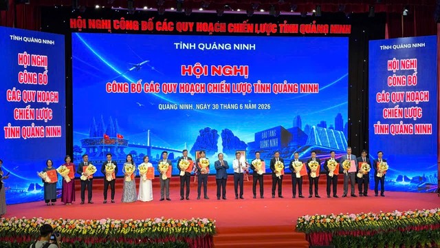Quảng Ninh trao quyết định cho 18 dự án, tổng vốn gần 45.000 tỷ đồng. Ảnh: Quỳnh Nga