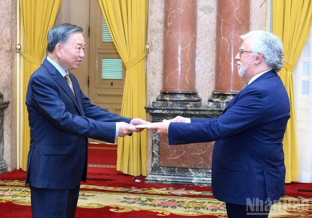 Tổng Bí thư, Chủ tịch nước Tô Lâm nhận Quốc thư từ Đại sứ Bồ Đào Nha Joaquim Alberto De Sousa Moreira De Lemos.