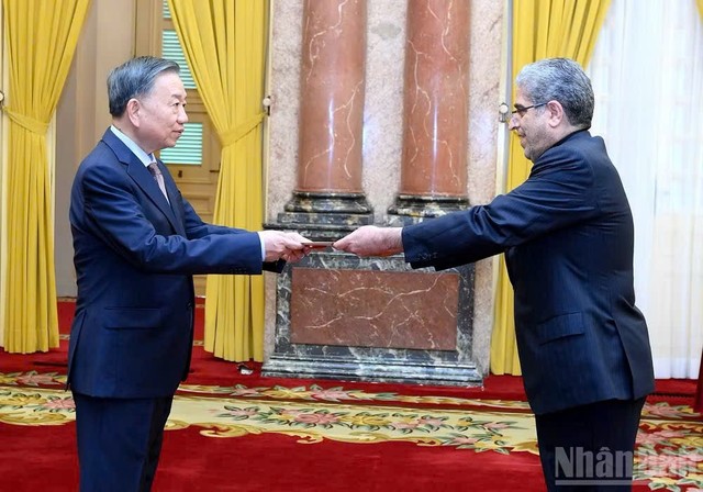 Tổng Bí thư, Chủ tịch nước Tô Lâm với Đại sứ Cộng hòa Hồi giáo Iran Akbar Ghasemi Ali Abadi.