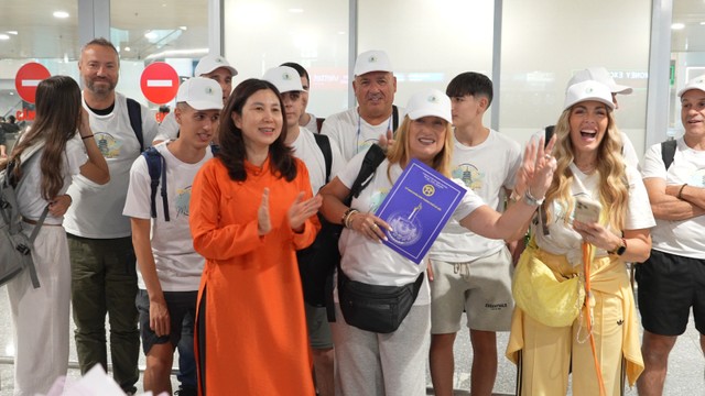 Bà Đặng Hương Giang, Giám đốc Sở Du lịch Hà Nội trao Thư cảm ơn của UBND TP. Hà Nội cho du khách thứ 5 triệu đến Hà Nội năm 2026. Bà Đặng Hương Giang, Giám đốc Sở Du lịch Hà Nội trao Thư cảm ơn của UBND TP. Hà Nội cho du khách thứ 5 triệu đến Hà Nội năm 2026.