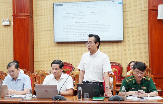 Ông Nguyễn Đức Thiện, Phó Trưởng Ban quản lý Khu Kl992 cổng game cá cược tỉnh Quảng Trị phát biểu ý kiến tại cuộc họp. Ảnh: Hồng Mến