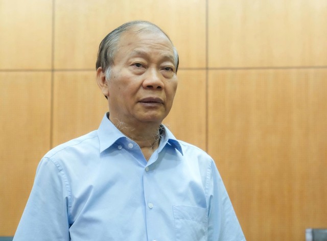 Ông Hoàng Quang Phòng, Phó Chủ tịch Liên đoàn Thương mại và Công nghiệp Việt Nam trao đổi sau cuộc họp.
